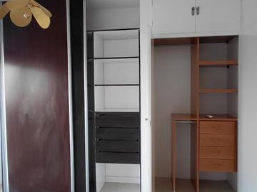Muy lindo depto al frente con balcón y vista abierta. Baño completo. Edif. con pileta y SUM.
