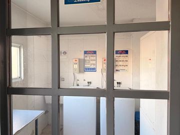 Muy lindo depto al frente con balcón y vista abierta. Baño completo. Edif. con pileta y SUM.