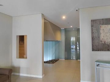 Muy lindo depto al frente con balcón y vista abierta. Baño completo. Edif. con pileta y SUM.