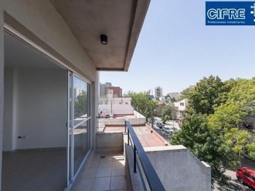 Amplio monoambiente de 9 x 3 con salida al balcon al frente.