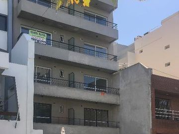 Amplio monoambiente de 9 x 3 con salida al balcon al frente.