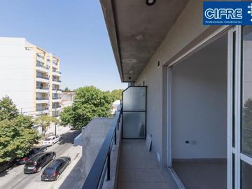 Amplio monoambiente de 9 x 3 con salida al balcon al frente.