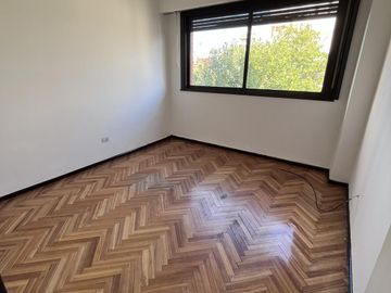 Dpto en alquiler 2 ambientes con balcon a la calle, barrio Flores.