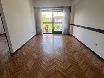 Dpto en alquiler 2 ambientes con balcon a la calle, barrio Flores.