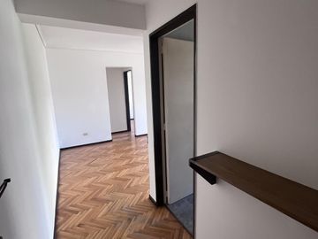 Dpto en alquiler 2 ambientes con balcon a la calle, barrio Flores.