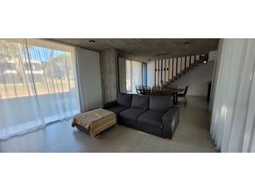 VENTA Y ALQUILER TEMPORADA 2027 CASA EN BARRIO PIONEROS