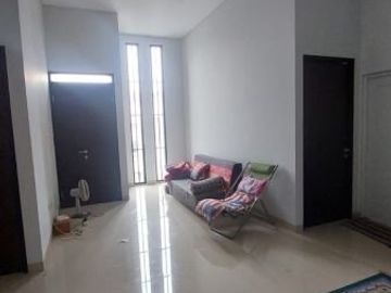 Rumah 2Lt, Hoek, Semi Furnished, di Pelita, Meruyung