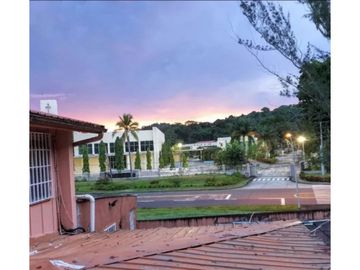 SE VENDE HERMOSA CASA TRES NIVELES SEMI AMOBLADA CON  4REC/300MTS