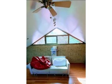 SE VENDE HERMOSA CASA TRES NIVELES SEMI AMOBLADA CON  4REC/300MTS
