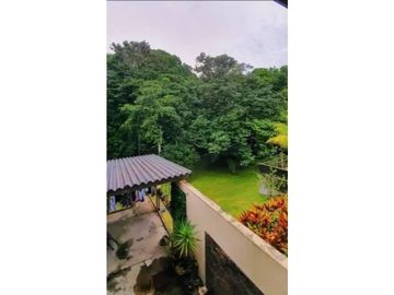 SE VENDE HERMOSA CASA TRES NIVELES SEMI AMOBLADA CON  4REC/300MTS