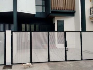 Rumah mewah modern strategis caman jatibening