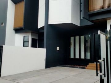 Rumah mewah modern strategis caman jatibening
