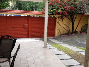 Casa en Ciudad Satélite para Remodelar y con  Departamentos independientes y/o integrados