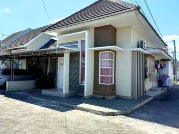 Rumah Hook Lingkungan Perumahan dekat Jalan Imogiri Timur
