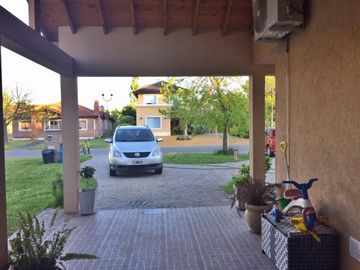 HERMOSA CASA EN VENTA EN COUNTRY LUJAN DEL SOL