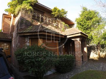 Importante Chalet Sobre Calle Congreso - Malaver - General San Martin