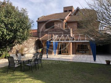 Importante Chalet Sobre Calle Congreso - Malaver - General San Martin