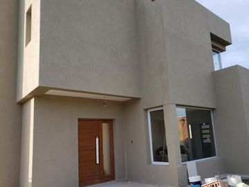 Casa en Venta 5 ambientes Barrio El Canton Puerto con Renta.