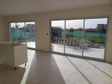 Casa en Venta 5 ambientes Barrio El Canton Puerto con Renta.