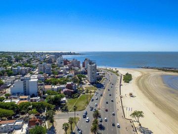 Apartamento 2 dormitorios con 3 terrazas en Rambla O´Higgins, Montevideo