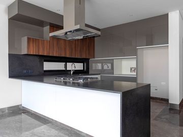 En Venta Casa en Zibata, 3 Niveles, Jardín, 4 Recamaras, 4 Baños, Roof Garden..