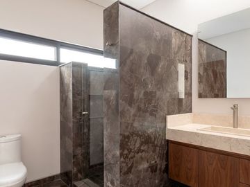 En Venta Casa en Zibata, 3 Niveles, Jardín, 4 Recamaras, 4 Baños, Roof Garden..