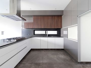 En Venta Casa en Zibata, 3 Niveles, Jardín, 4 Recamaras, 4 Baños, Roof Garden..
