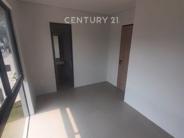 Disewakan Rumah XYZ , Asri, Nyaman, Aman, Di Lippo Cikarang