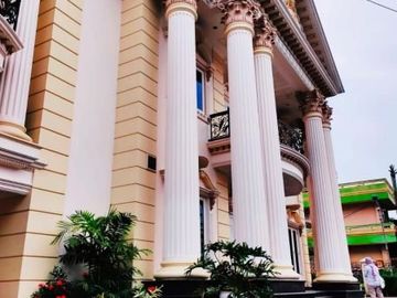Rumah di Slipi, Jakarta Barat. Mewah desain Classic Modern