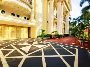 Rumah di Slipi, Jakarta Barat. Mewah desain Classic Modern