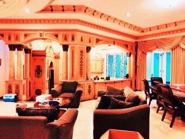 Rumah di Slipi, Jakarta Barat. Mewah desain Classic Modern