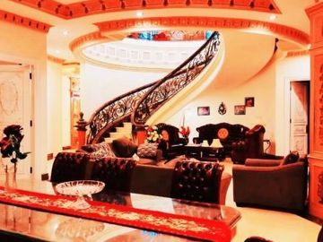 Rumah di Slipi, Jakarta Barat. Mewah desain Classic Modern