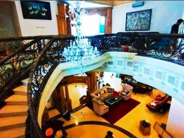 Rumah di Slipi, Jakarta Barat. Mewah desain Classic Modern