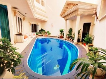 Rumah di Slipi, Jakarta Barat. Mewah desain Classic Modern