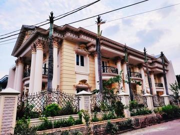 Rumah di Slipi, Jakarta Barat. Mewah desain Classic Modern