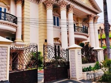 Rumah di Slipi, Jakarta Barat. Mewah desain Classic Modern