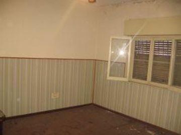 Casa a reciclar sobre amplio terreno - Lote de 8.66x45 - Lanus Oeste