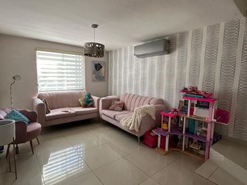 RZ VENTA DE CASA EN CUMBRES CON EXCEDENTE Y ALBERCA
