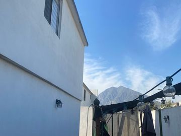 RZ VENTA DE CASA EN CUMBRES CON EXCEDENTE Y ALBERCA