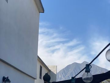 RZ VENTA DE CASA EN CUMBRES CON EXCEDENTE Y ALBERCA