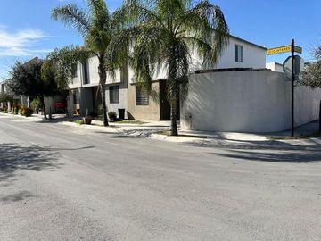 RZ VENTA DE CASA EN CUMBRES CON EXCEDENTE Y ALBERCA