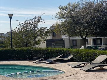 RZ VENTA DE CASA EN CUMBRES CON EXCEDENTE Y ALBERCA
