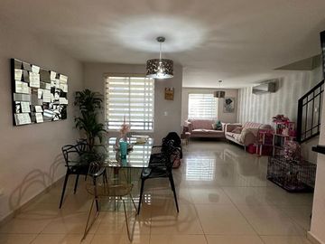 RZ VENTA DE CASA EN CUMBRES CON EXCEDENTE Y ALBERCA