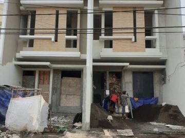 Rumah di Nginden Intan Barat, Row 3 Mobil