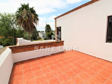 QUINTAS SANTA MARÍA: Bella propiedad, cómoda, iluminada y amplías áreas verdes.