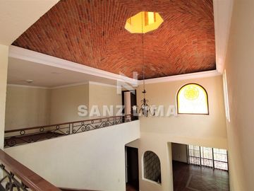 QUINTAS SANTA MARÍA: Bella propiedad, cómoda, iluminada y amplías áreas verdes.