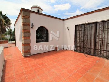 QUINTAS SANTA MARÍA: Bella propiedad, cómoda, iluminada y amplías áreas verdes.