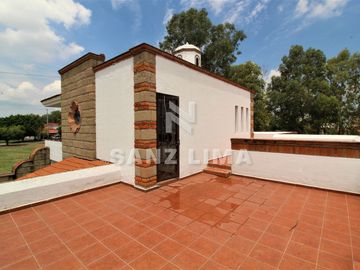 QUINTAS SANTA MARÍA: Bella propiedad, cómoda, iluminada y amplías áreas verdes.