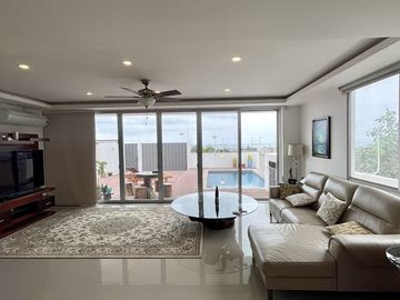 Ballenita, espectacular conjunto multifamiliar moderno con vista al mar.