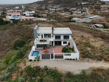 Ballenita, espectacular conjunto multifamiliar moderno con vista al mar.